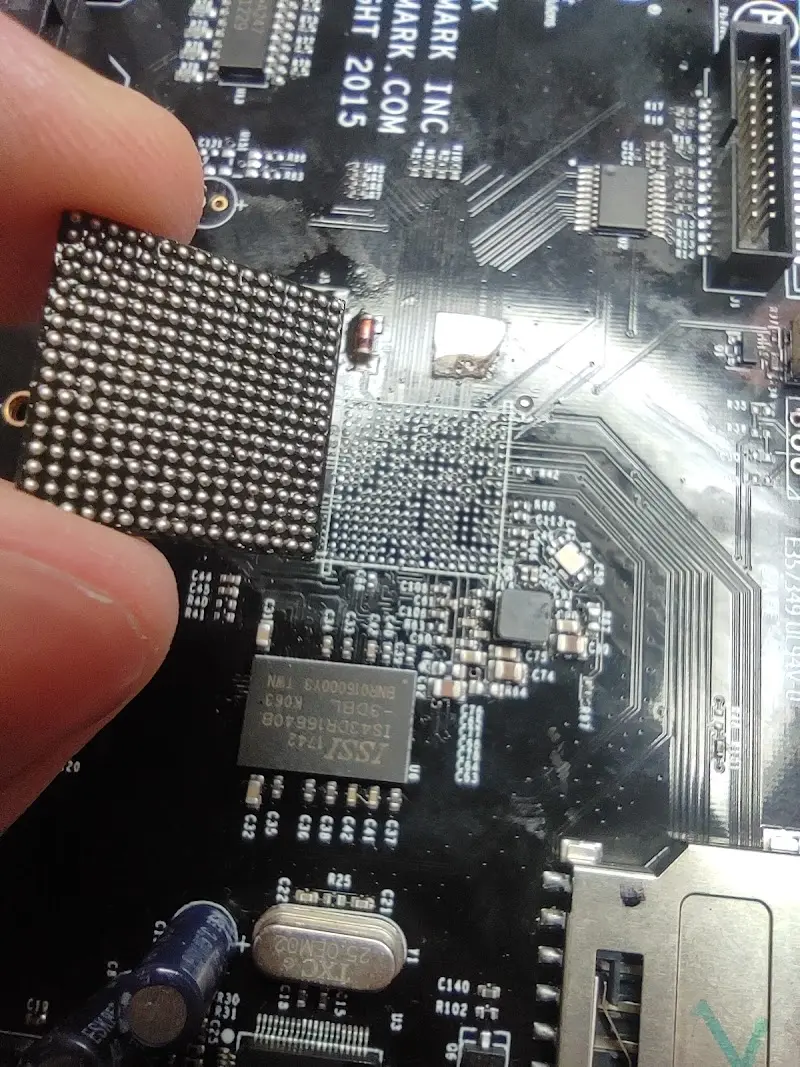 BGA mikroshēmas diagnostika uz elektronikas plates