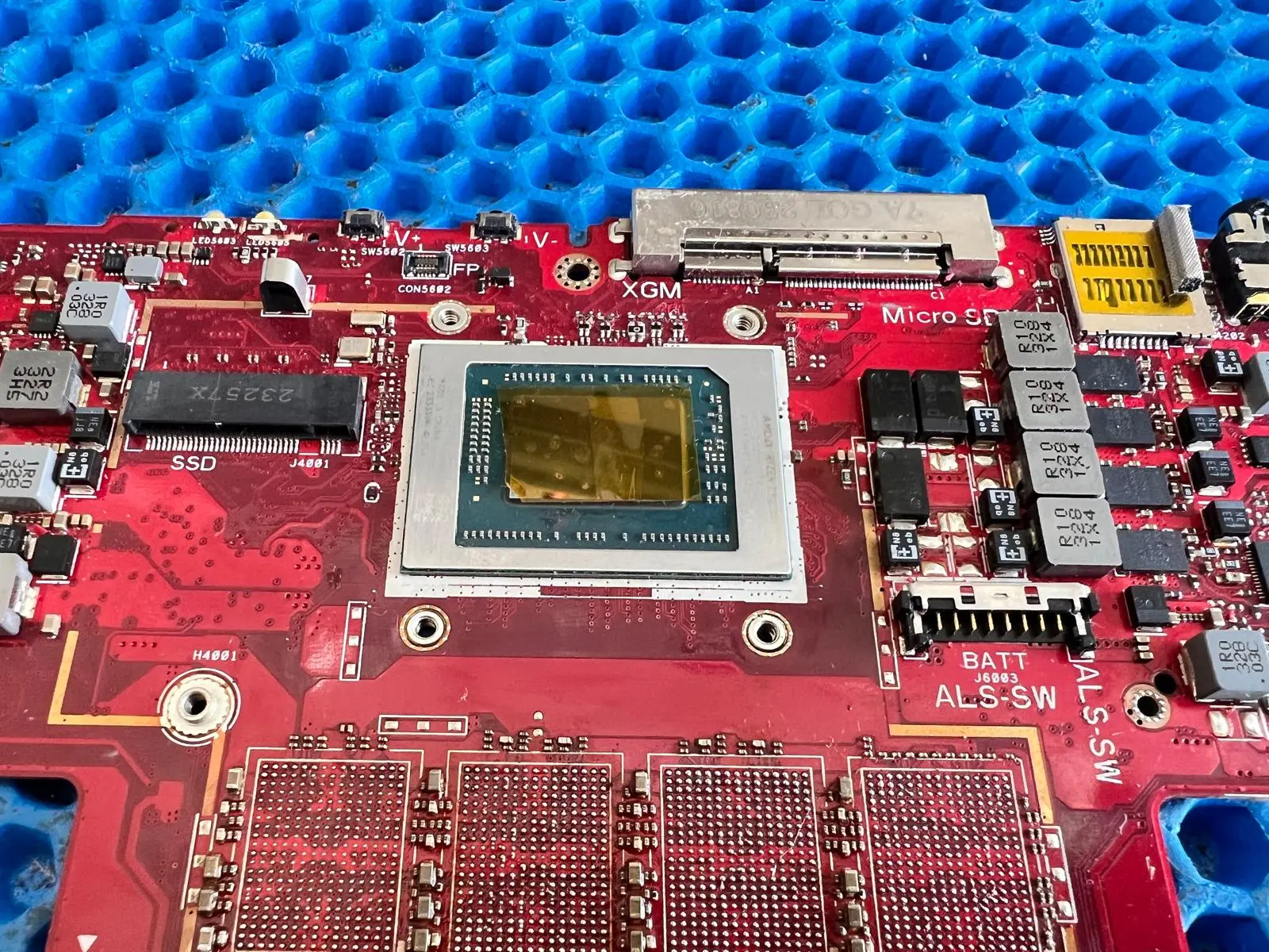 Sarkana elektronikas plate ar procesoru