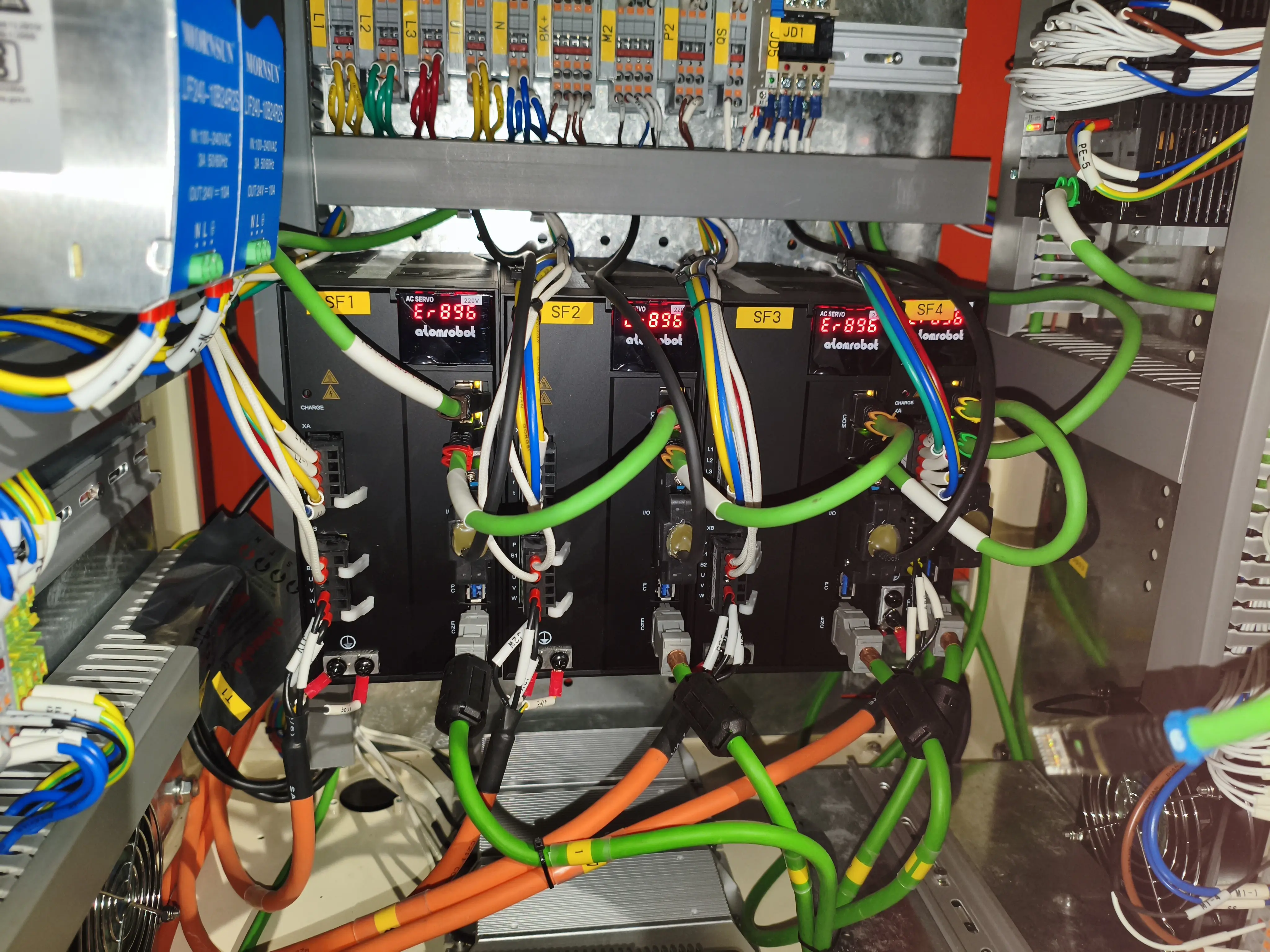 Servo piedziņas un vadības skapja elektroinstalācija